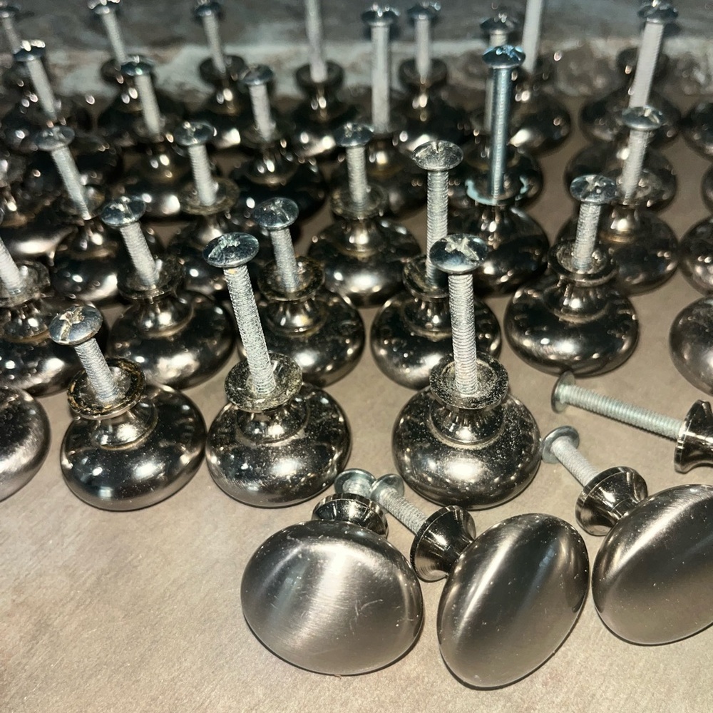 BRUSHED NICKEL ROUND CABINET KNOBS / 50 / LIKE NEW